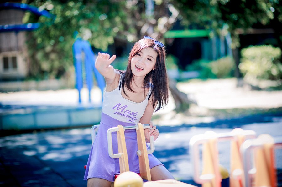 电话里，她哭着说：“亲爱的，我…我怀孕了…三个月了，不过你放心，不是你的，不用你负责。